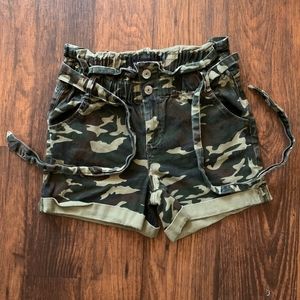 Almost Famous Shorts Womens Size Small Paper Bag Waist Camouflage